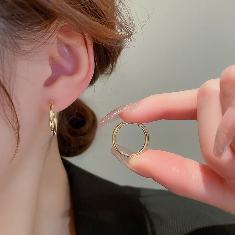 Настоящие позолоченные Маленькие металлические серьги-кольца большого размера для женщин, Темпераментные вечерние минималистичные украшения Изображение 3